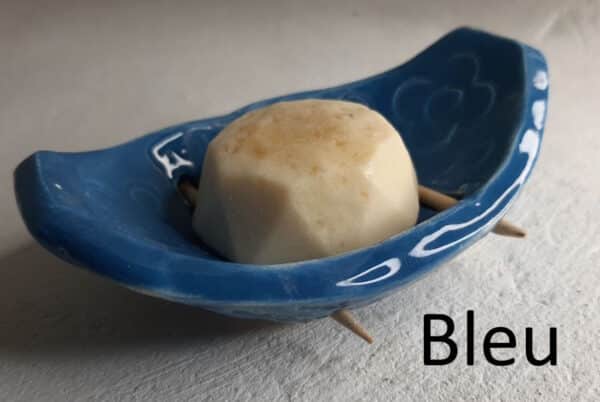 Sur fond blanc, de jolies porte savon en forme de jonque. Des piques en bois la traverse afin que le savon ne colle pas au fond.
