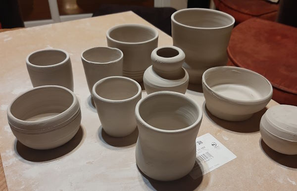 Quelques poteries crues de différents styles faits en terre blanche.