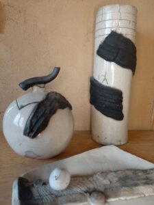 3 poteries en raku blanche et noire