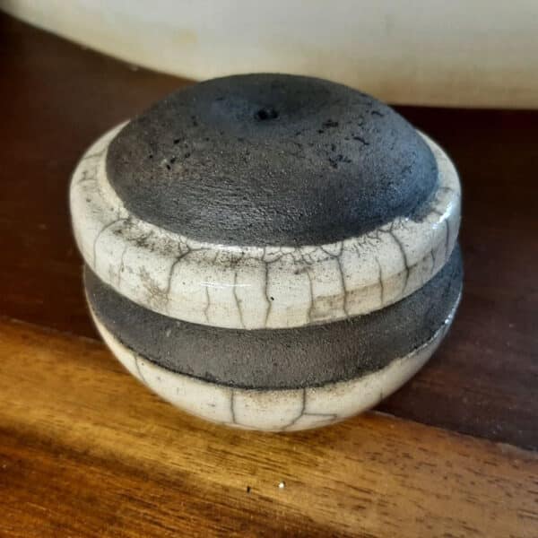 Petite boîte ronde en Raku Noir et Blanc – Image 5