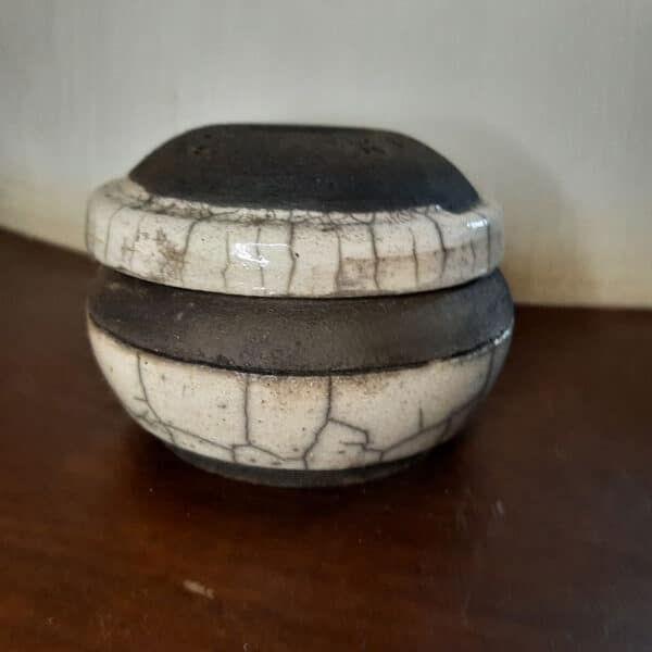Petite boîte ronde en Raku Noir et Blanc – Image 4