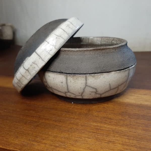 Petite boîte ronde en Raku Noir et Blanc – Image 3