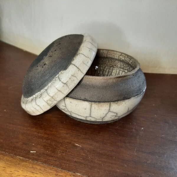 Petite boîte ronde en Raku Noir et Blanc – Image 2