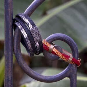 deux bracelets sont exposés sure une spirale en métal.