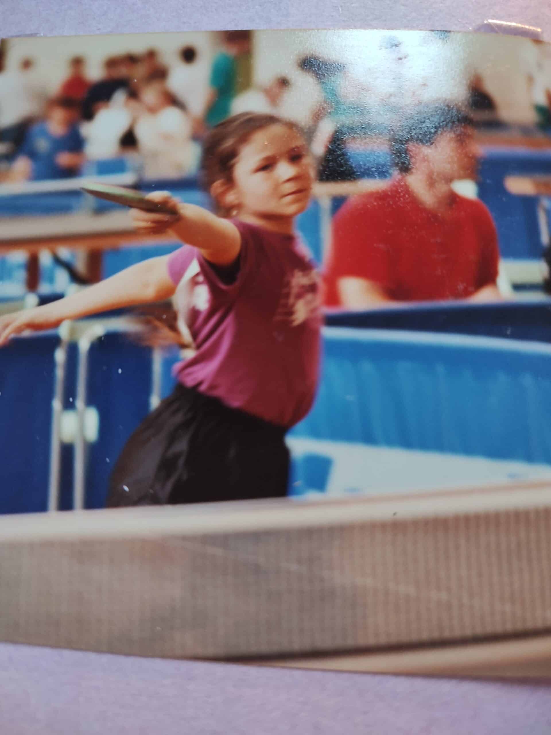 Jeune fille faisant un revers en tennis de table dans une compétiton