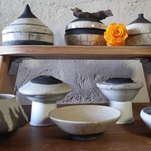 sur deux étages, des poteries noire et blanches