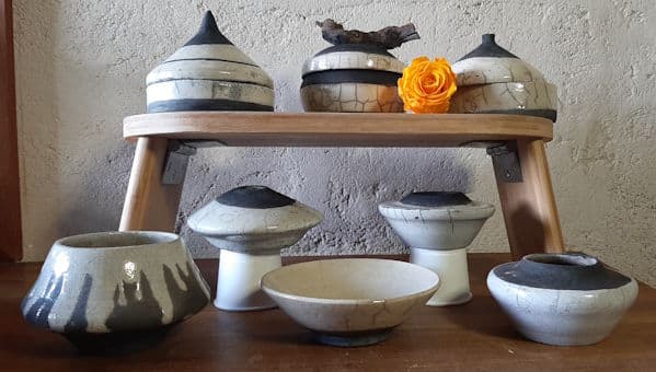 sur deux étages, des poteries noire et blanches